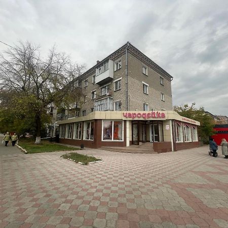 Квартира бизнес-класса с белым постельным кафе Маринад  Петропавловськ Екстер'єр фото