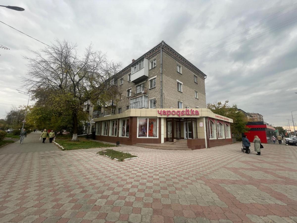Квартира бизнес-класса с белым постельным кафе Маринад  Петропавловськ Екстер'єр фото
